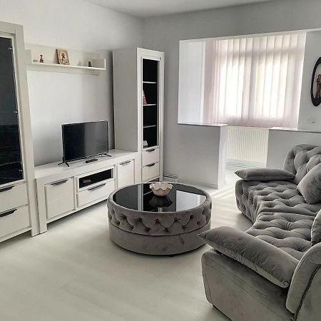 White & Elegant Luxury Apartament Apartment Craiova Bagian luar foto