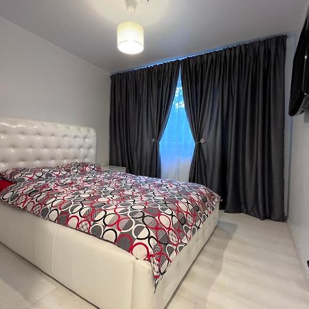 White & Elegant Luxury Apartament Apartment Craiova Bagian luar foto