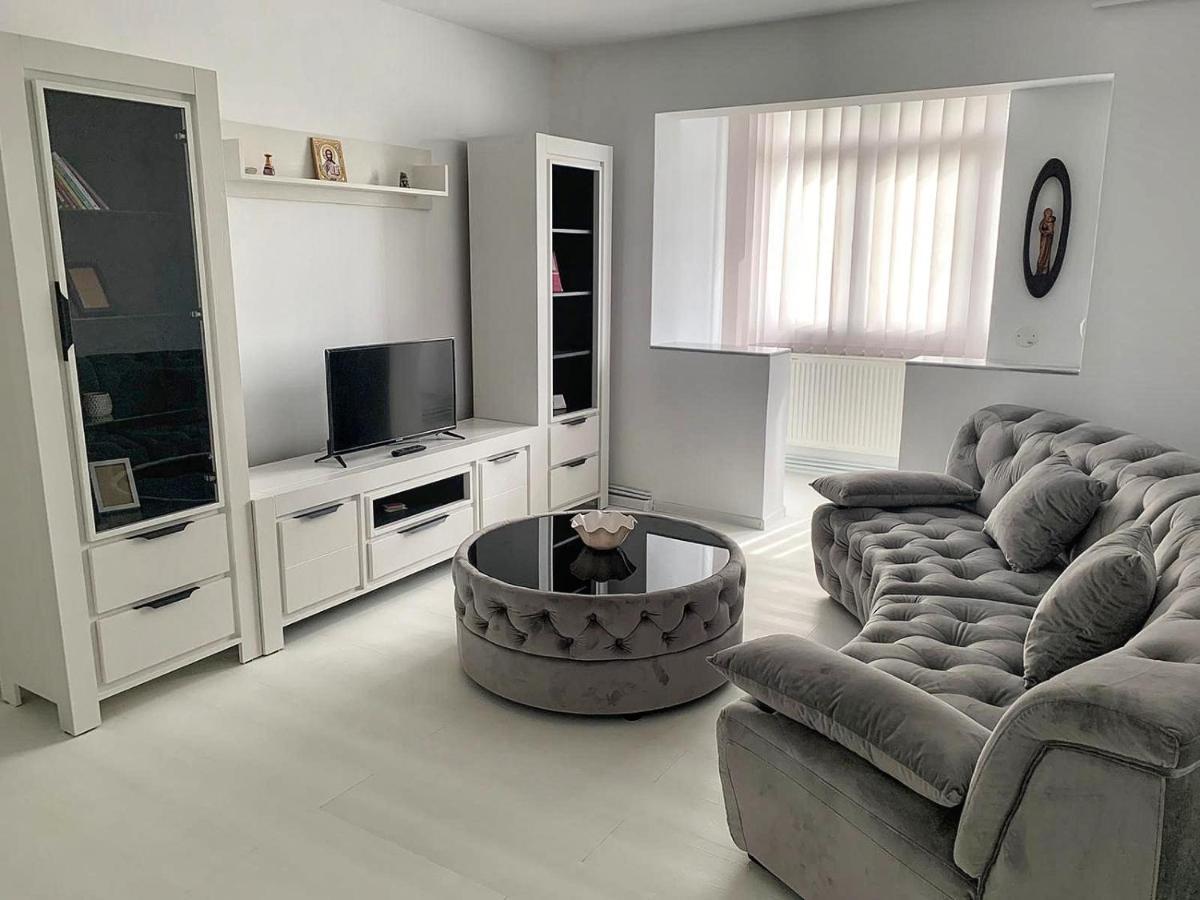 White & Elegant Luxury Apartament Apartment Craiova Bagian luar foto
