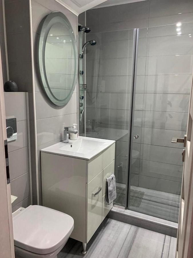 White & Elegant Luxury Apartament Apartment Craiova Bagian luar foto