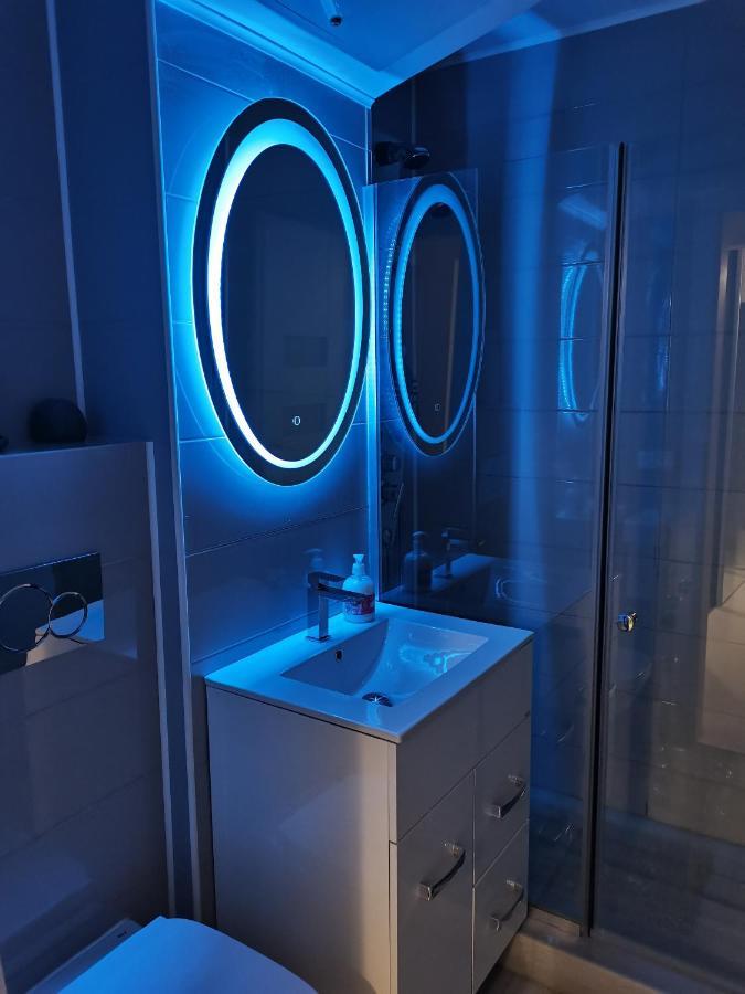 White & Elegant Luxury Apartament Apartment Craiova Bagian luar foto