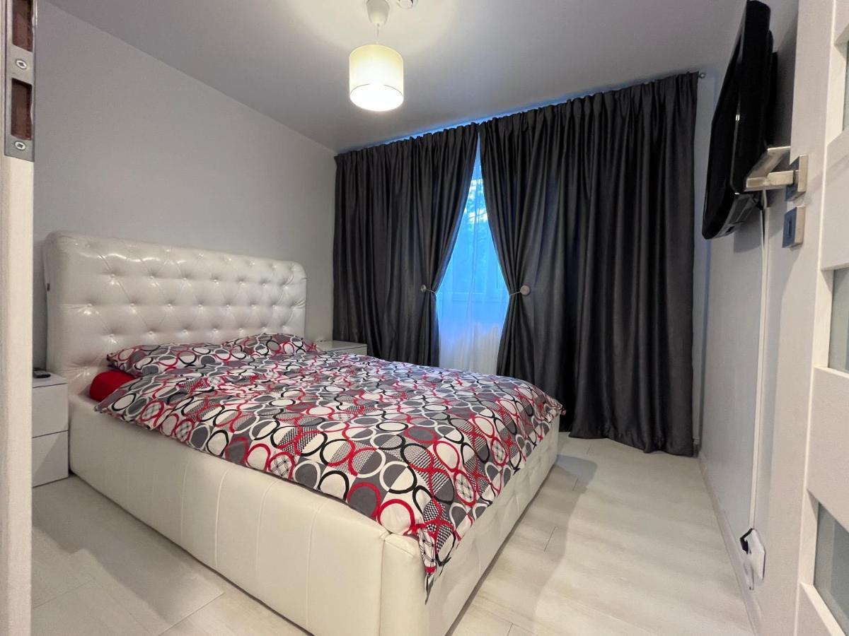 White & Elegant Luxury Apartament Apartment Craiova Bagian luar foto